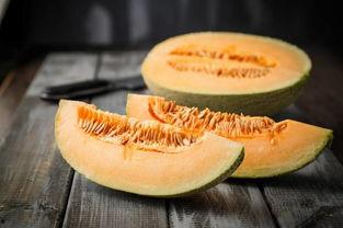 新疆吃蜜瓜,甜蜜诱惑，瓜香四溢的西域珍果