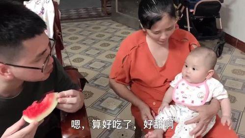 这个小家伙吃瓜的视频,小家伙的欢乐吃瓜时光