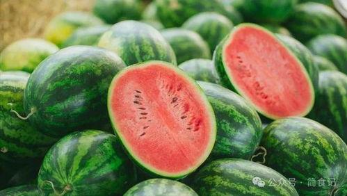 两朵桃花吃瓜,两朵桃花的悠闲夏日时光