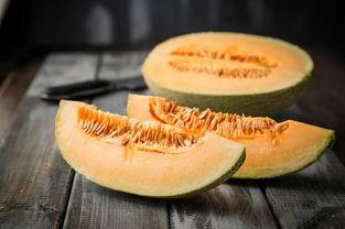 新疆吃蜜瓜,甜蜜诱惑，瓜香四溢的西域珍果